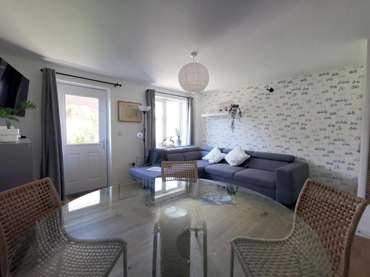 2 Bedroom House With Free Parking Lyme Regis Exterior photo